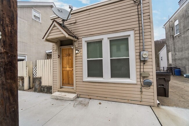 Building Photo - 137-139 Main St Unit 137 Main St