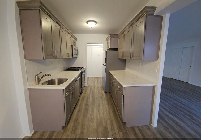 Building Photo - 3167 John F. Kennedy Blvd Unit 4b