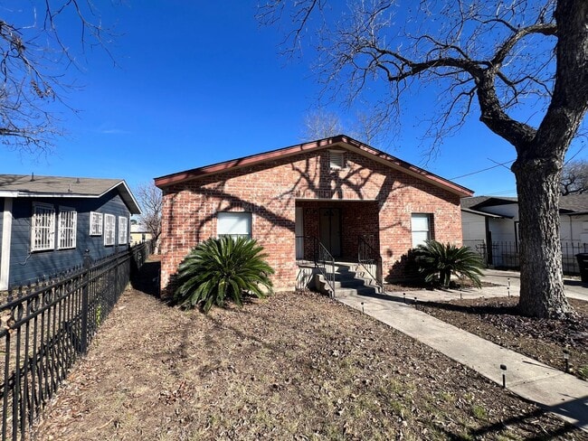 Building Photo - 807 E Southcross Unit 1