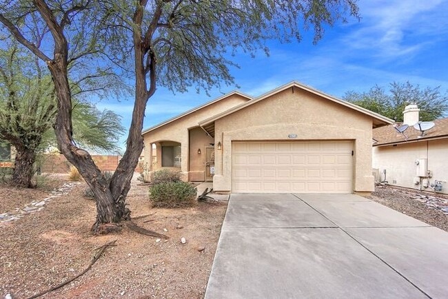 Sunlit Serenity in Rita Ranch – Vaulted Ce... - Sunlit Serenity in Rita Ranch – Vaulted Ce... House