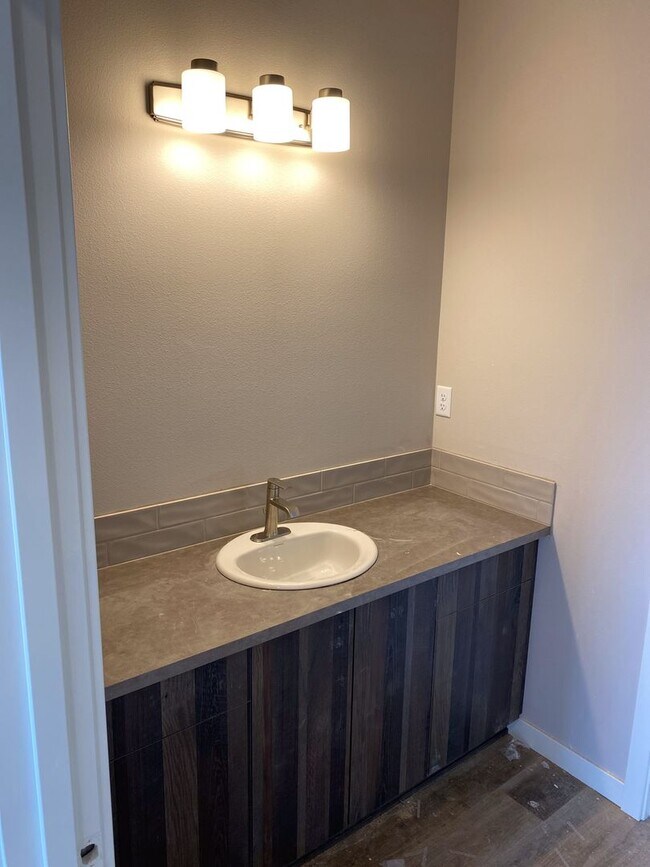 Building Photo - Great New Lava Ct Apartments! Unit 102