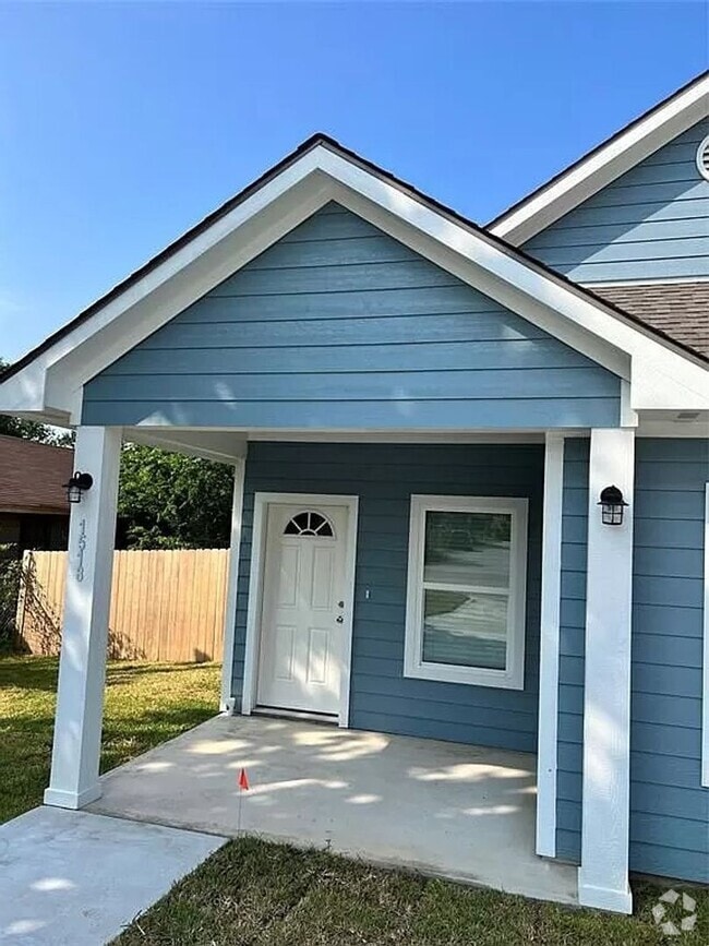 Building Photo - 4 Bedroom 3 Bath Rental