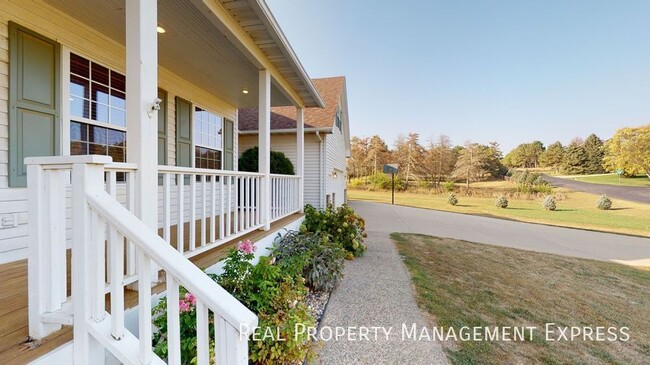 Photo - 305 N Pine Lake Dr