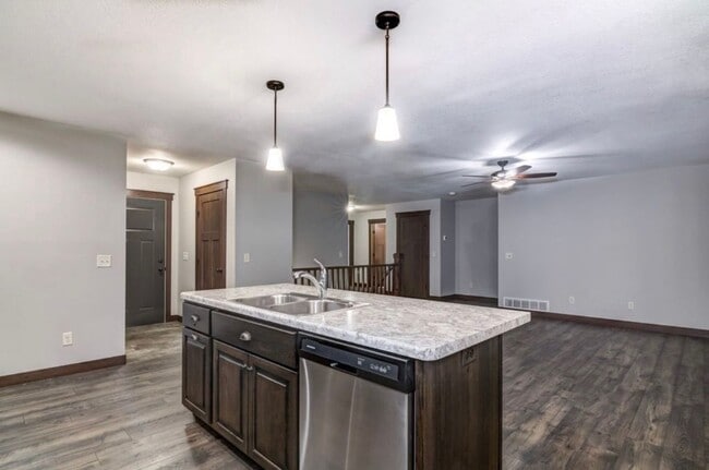 Building Photo - 971 Daisy Ln