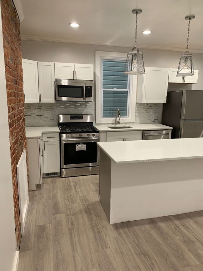 Building Photo - Gorgeous 3 Bedroom 1.5 bath with yard Rental