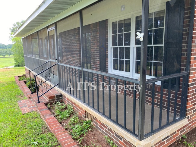Photo - 583 S Holcomb Rd SW