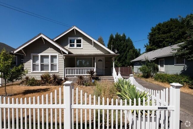 Building Photo - Close to Pacific University Rental