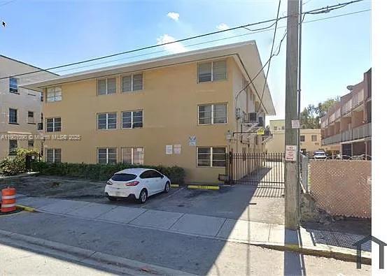 Building Photo - 954 SW 4th St Unit 12
