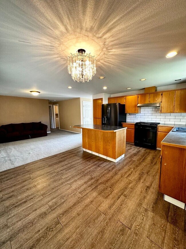 Photo - Gorgeous 4 Bedroom 2.5 Bath Single Family ...