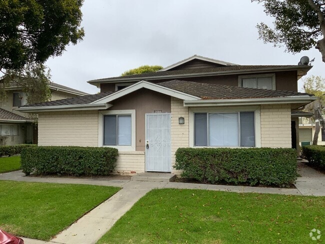 Building Photo - Quaint condo near Marina