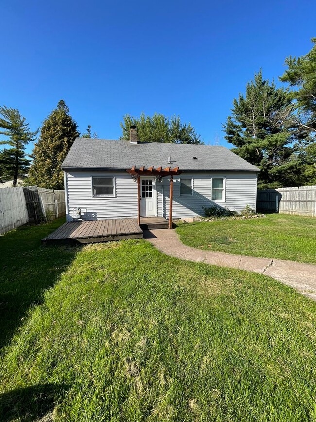 Building Photo - AVAILABLE NOW - 2 Bedroom, 1 Bath Two Harb... Rental