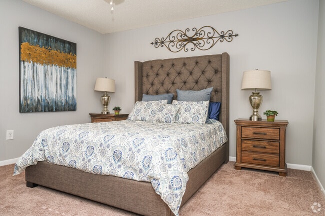 2 habitaciones, 2 baños, 989 pies cuadrados, dormitorio principal - Lakeland East Apartment Homes