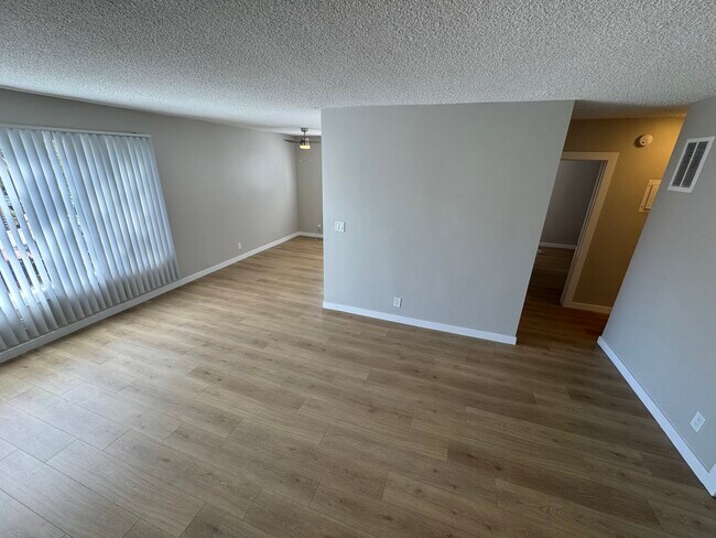 Photo - 5361 Russell Ave