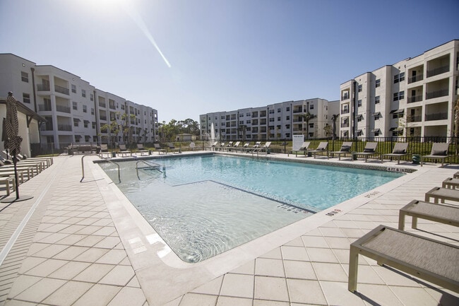 Sparkling Pool - Estero Vista