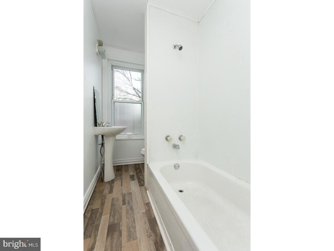 Photo - 849 Queen St