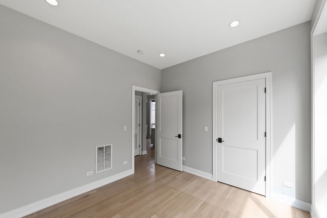 Photo - 1051 W Cornelia Ave Unit 402