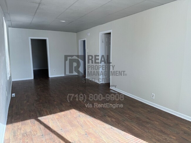 Photo - 927 E 1st St