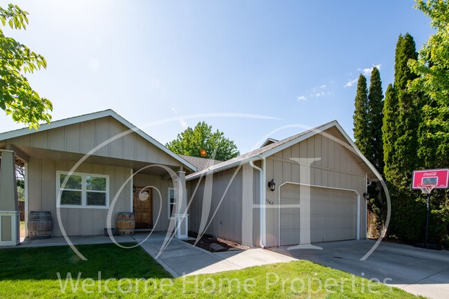 Beautiful 3 Bedroom Home With Fenced Backy... - Beautiful 3 Bedroom Home With Fenced Backy...