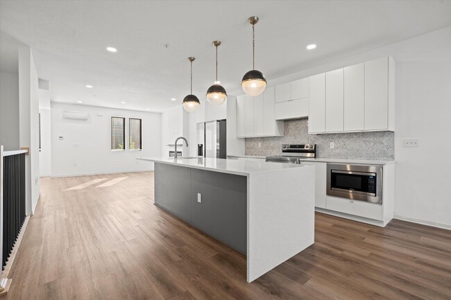 Building Photo - Beautiful 2-Bed/2.5 Bath Townhome in Downt... Unit 6117-9B
