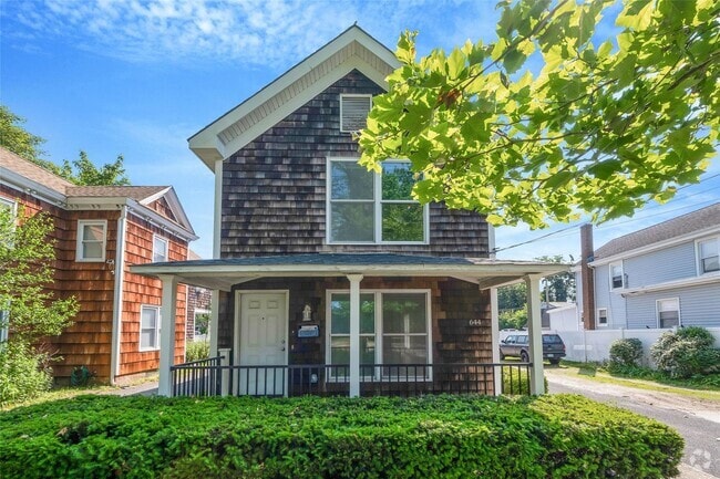 Building Photo - 644 Roanoke Ave Unit A Rental