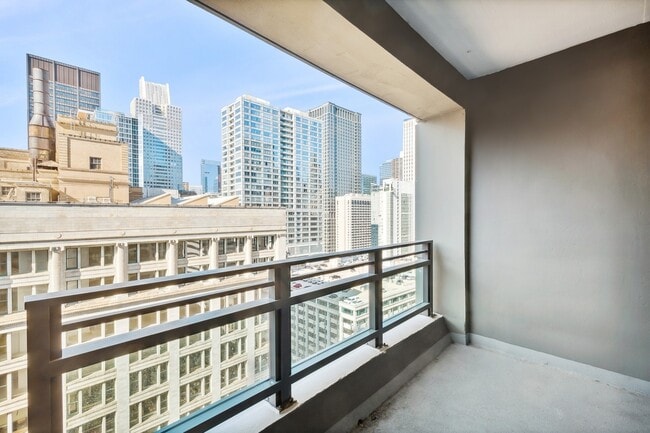 Building Photo - 130 N Garland Ct Unit 1906