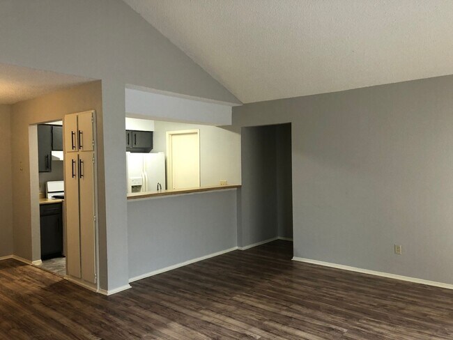 Photo - Edens Properties 4 (7002 Ivory Key Ct) Unidad B