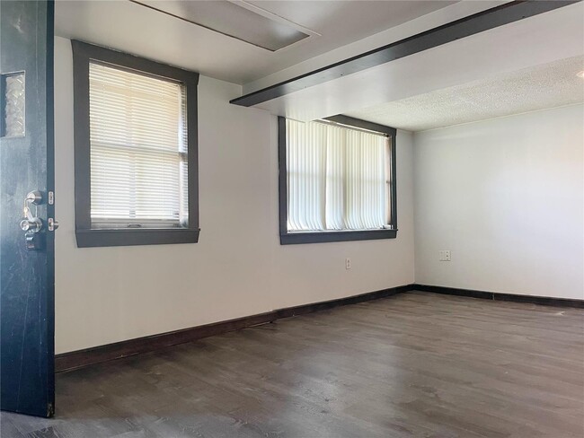 Photo - 1717 Lasalle St