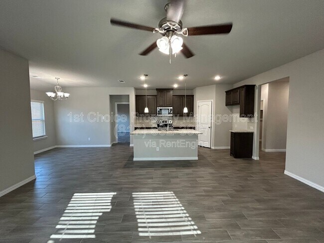 Photo - 505 Reatta Dr