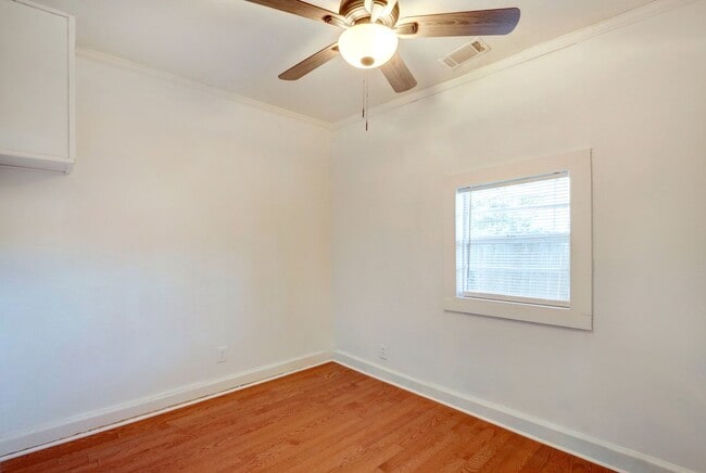 Photo - Cute Bungalow - great yard - Two Bedroom