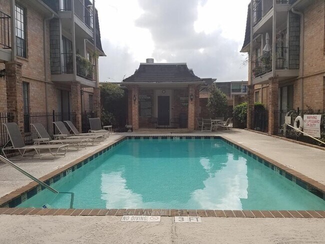 Building Photo - 2425 Underwood St Unit 256