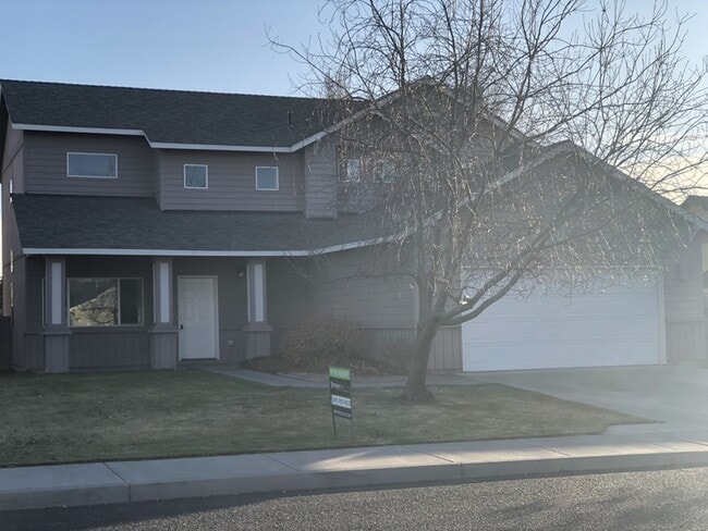 Photo - 944 NW Oak Pl