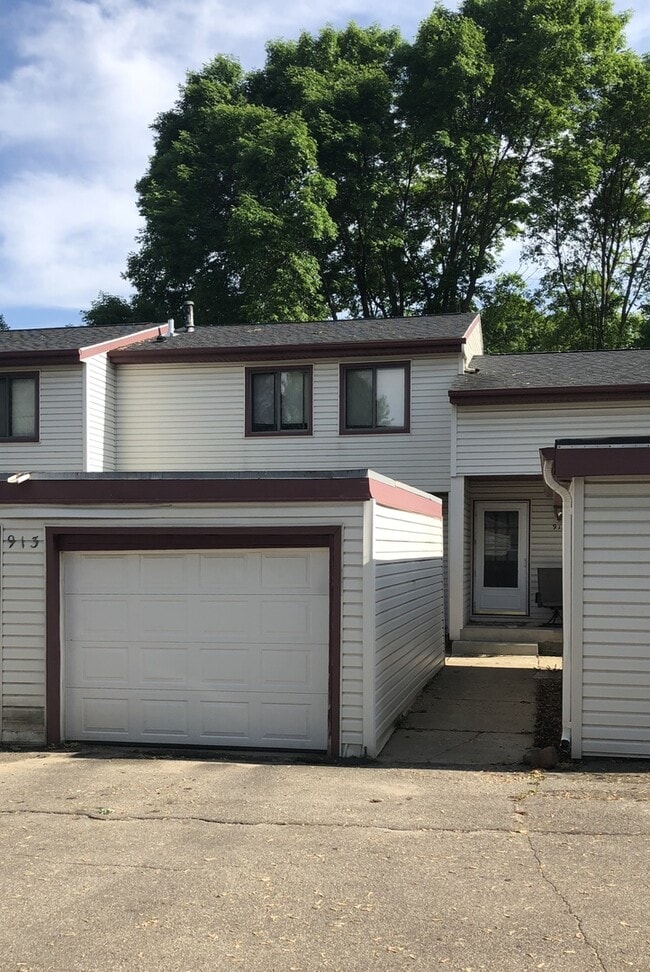 Building Photo - Three Bedroom, one-and-a-half-bathroom Townhome in NW Rochester MN