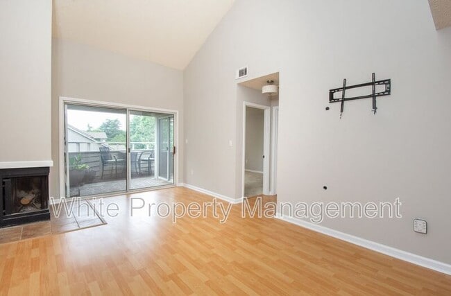 Photo - 2555 Stockbridge Dr