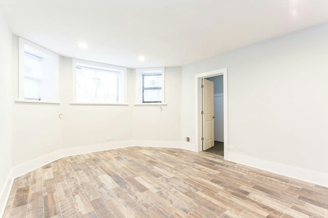 Building Photo - 2922 1/2 West Logan Boulevard, Chicago, IL... Unit G2 Rental