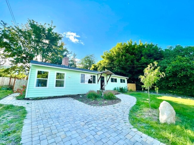 Building Photo - 17606 33rd Pl W