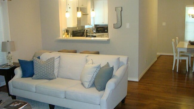 Building Photo - 112 Robert Lee Rd