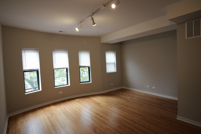 Photo - 6447 N Claremont Ave Apartments