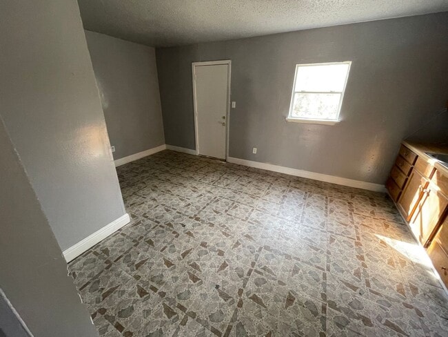 Photo - Special!! Low deposit!!