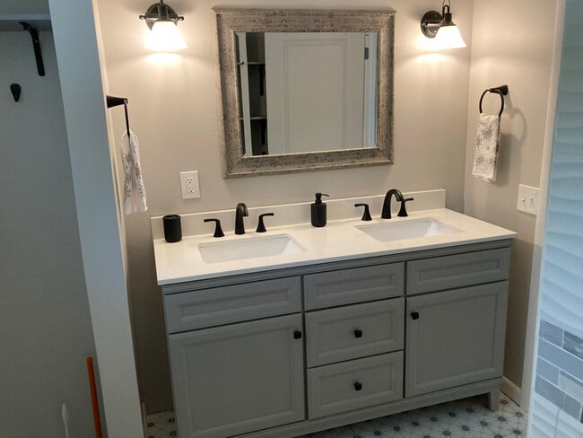 Photo - 140 Young St