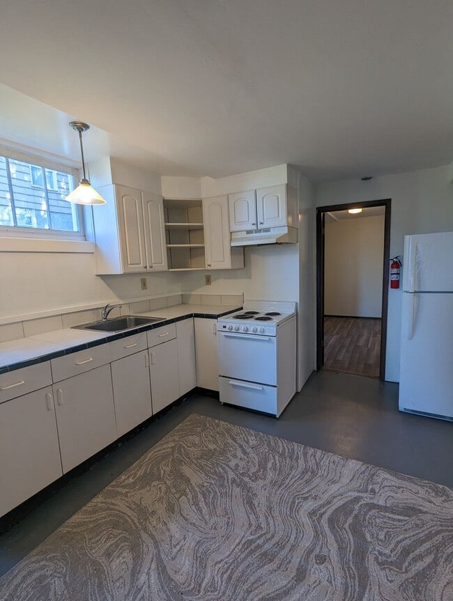 Photo - 2 Bed, 1.5 Bath Unit with den in Fairhaven Close to Shopping & Restaurants & On a Bus line Unidad 1110 12th Street