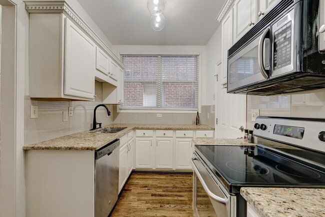 Building Photo - "Charming 2-Bedroom Retreat in Birmingham – Cozy 932 Sq Ft Haven!"