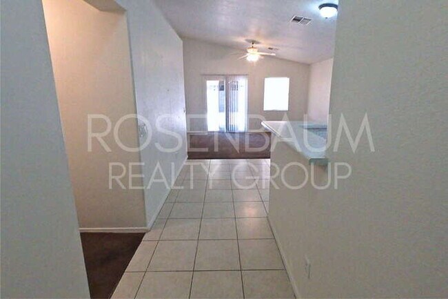 Building Photo - Gorgeous 3-bedrooms, 2-baths home located ...