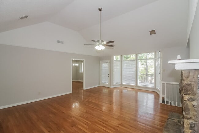 2224 Burlingate Dr