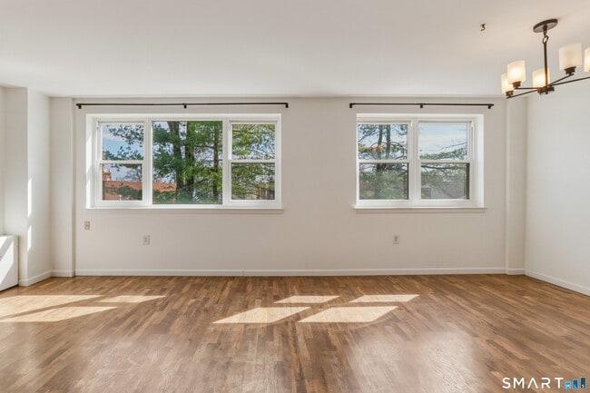 Photo - 889 Farmington Ave Unidad 3F