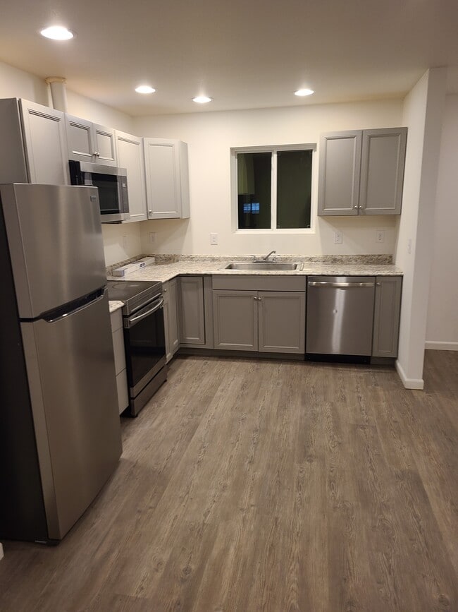 Building Photo - Duplex Right Side