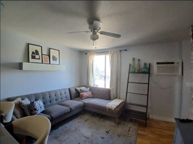 Building Photo - 1833 N Williams St Unit Apt 303