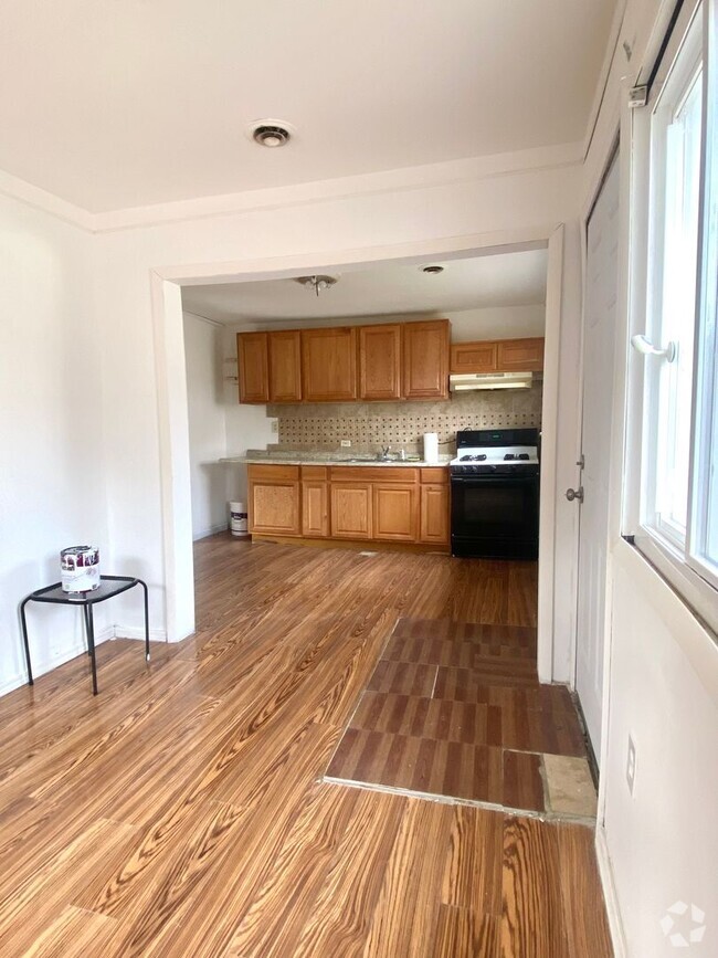 Building Photo - NEWLY RENOVATED AND INCREDIBLY COZY WESTLA... Rental