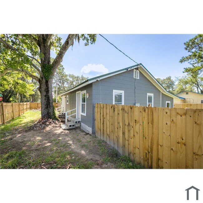 Photo - 260 Vernis Ave