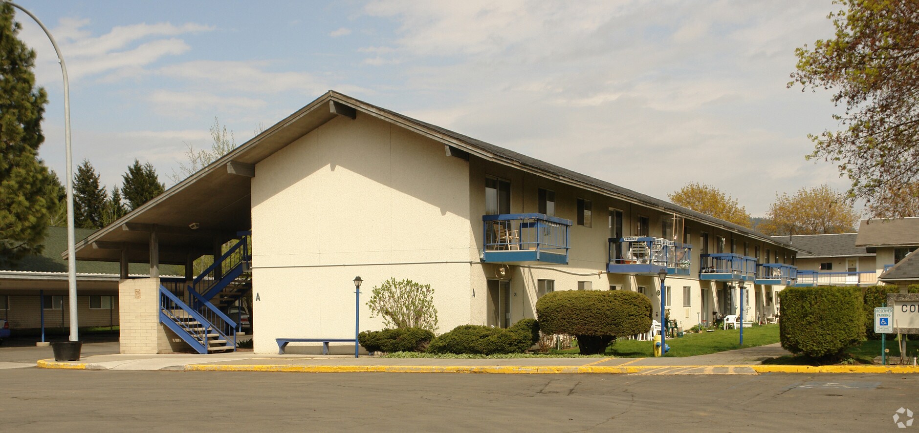 Lakeside Manor - Lakeside Manor Apartments