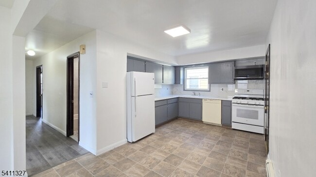 Photo - 388 Garibaldi Ave